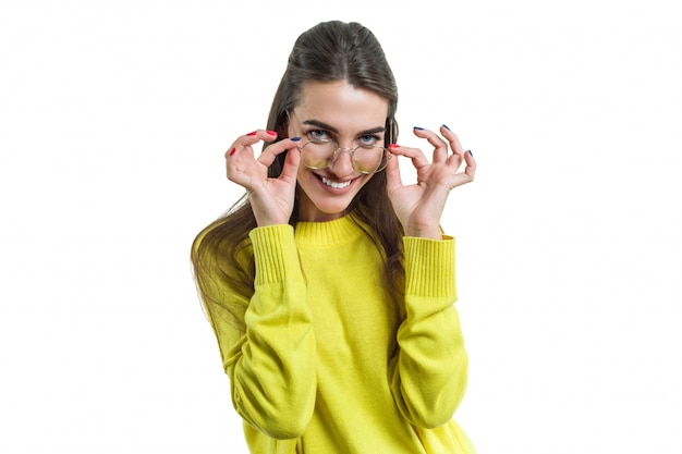 Jeune femme à lunettes vêtements jaunes sur blanc isolé