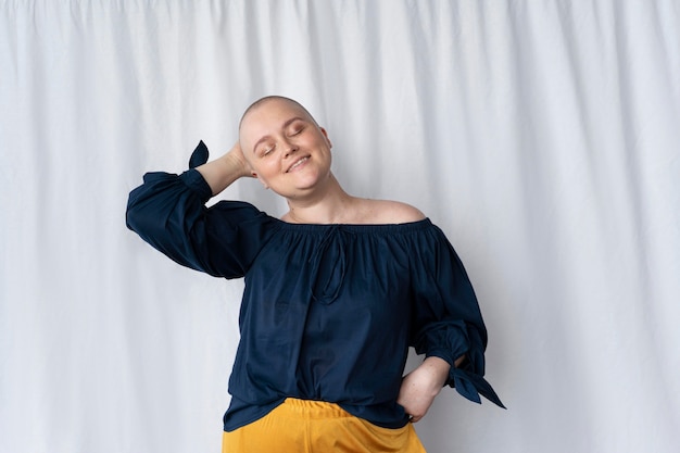 Photo jeune femme luttant contre le cancer du sein