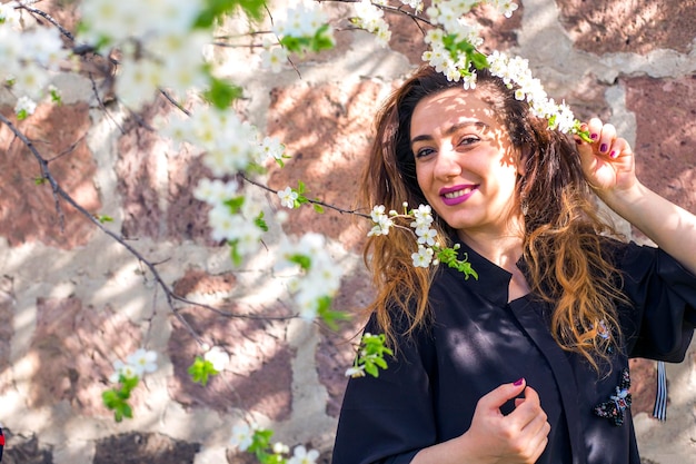 Une jeune femme magnifique dans un jardin en fleurs