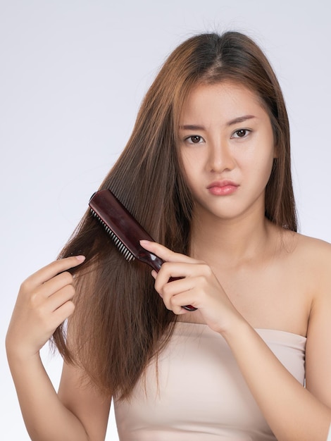 Une jeune femme magnifique se sent insecure à propos de ses cheveux endommagés.