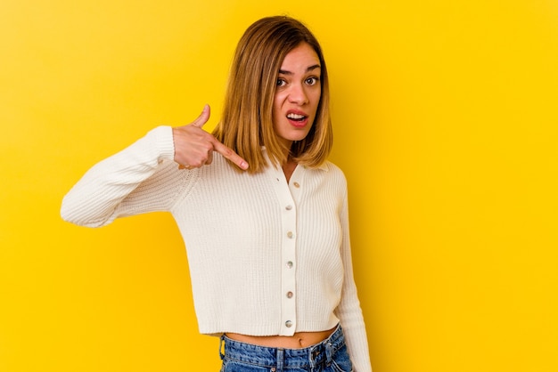 Jeune Femme Maigre Caucasienne Isolée Sur Personne Jaune Pointant à La Main Vers Un Espace De Copie De Chemise, Fier Et Confiant