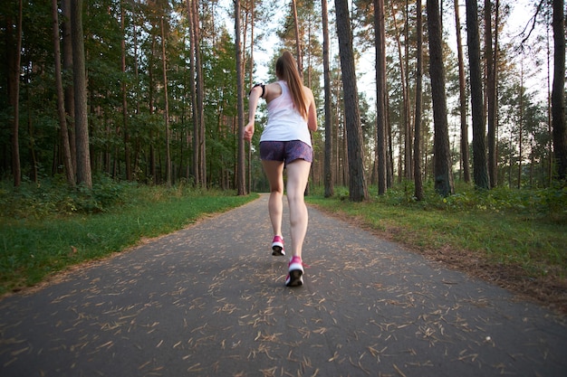 Jeune Femme Maigre Rousse Qui Court Dans La Forêt D'été. Jogging Le Matin.