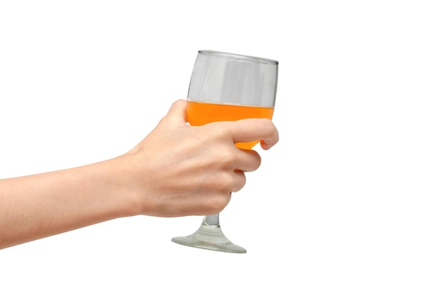 Jeune femme de main de plan rapproché qui tient le verre avec le jus d'orange d'isolement sur le fond blanc