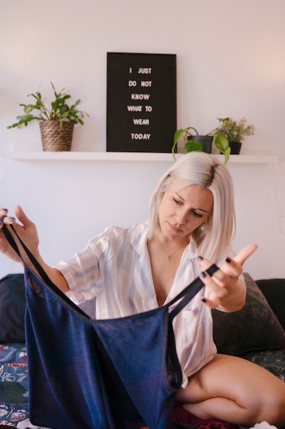 Jeune femme à la maison en choisissant sa tenue de mode