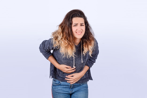 Jeune femme a mal au ventre.