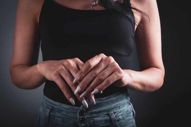 Une jeune femme a mal à la gorge