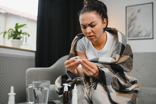 Jeune femme malade au lit à la maison