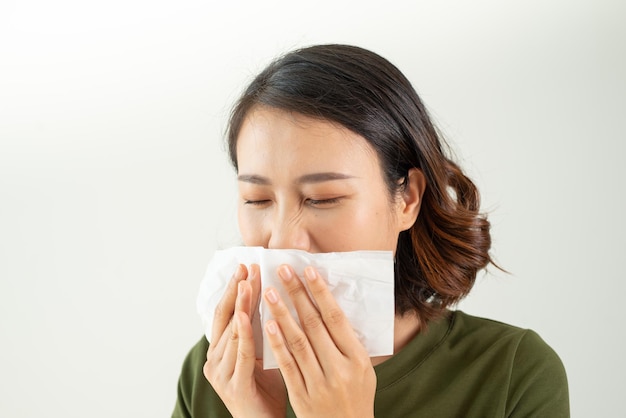 Jeune femme malade et se moucher