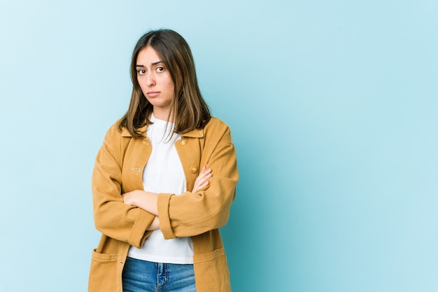 Jeune femme malheureuse à la recherche avec une expression sarcastique