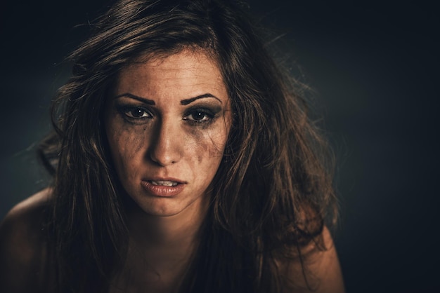 Jeune femme maltraitée effrayée en regardant la caméra et en cherchant la sécurité.