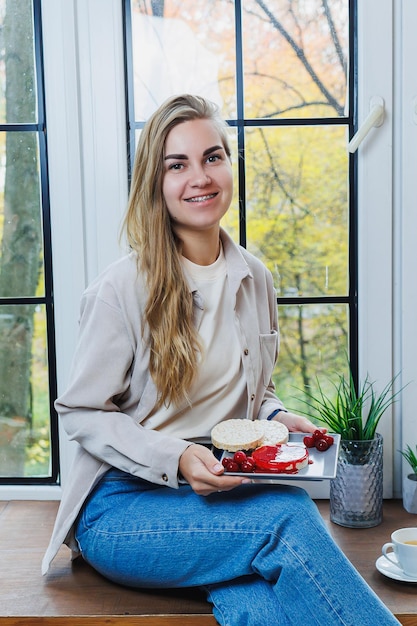 Une jeune femme mange du pain de riz diététique Mode de vie sain Concept de régime beauté santé