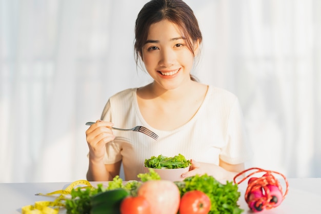 Jeune Femme Mange Des Légumes Verts Pour Perdre Du Poids