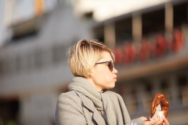 Jeune Femme Mangeant Un Bagel Turc à Istanbul, Turquie. Cuisine De Rue Turque Traditionnelle.