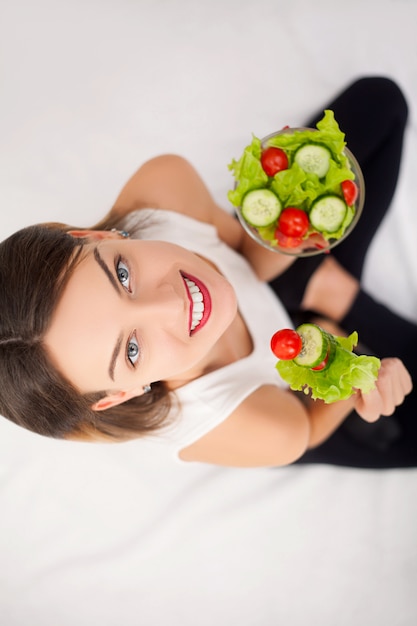 Jeune Femme Mangeant Une Salade Saine Après L'entraînement