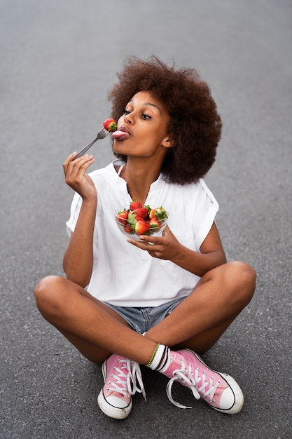 jeune femme, manger, baies