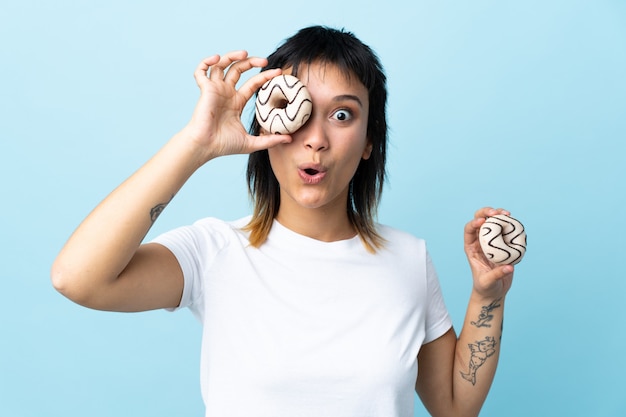 Jeune, femme, manger, beignets, isolé, fond