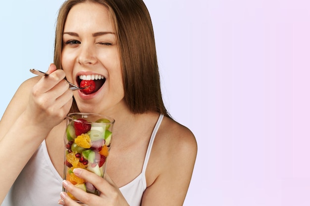 jeune femme, manger, fruits, depuis, verre