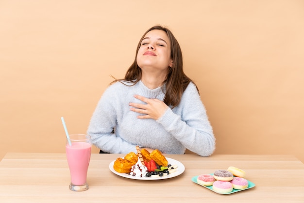 Jeune, femme, manger, gaufres, isolé