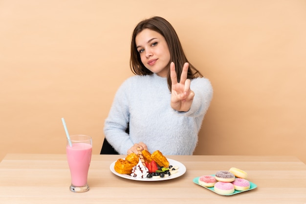 Jeune, femme, manger, gaufres, isolé