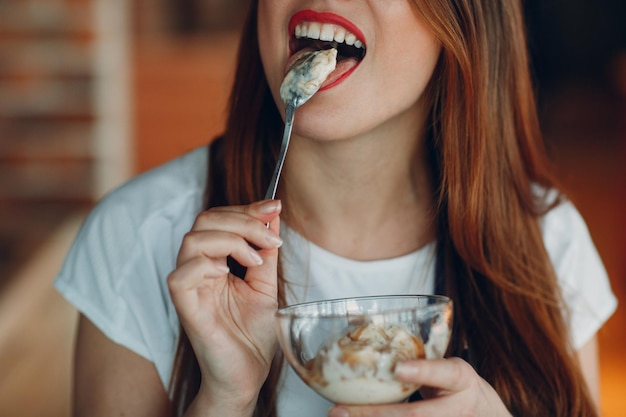 jeune femme, manger, glace, à, a, cuillère