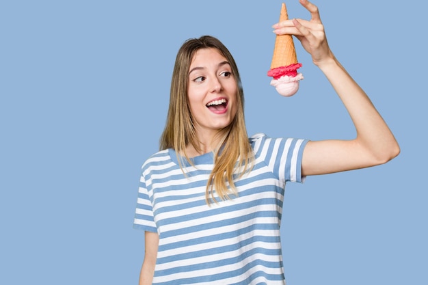 jeune femme, manger, une, glace, isolé