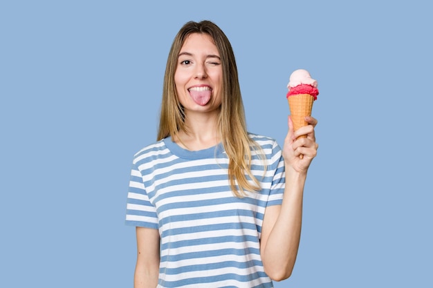 jeune femme, manger, une, glace, isolé