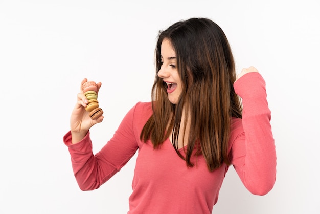 Jeune, femme, manger, macarons, isolé, fond