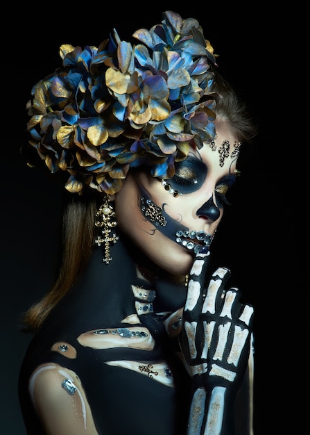 Jeune femme avec un maquillage et un costume d'Halloween