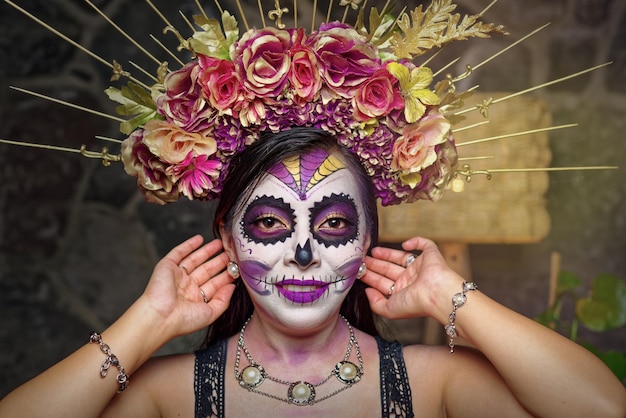 Jeune femme avec le maquillage du crâne de sucre Day of The Dead Catrina portrait