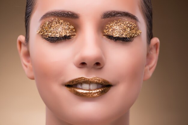 Jeune femme avec un maquillage élégant