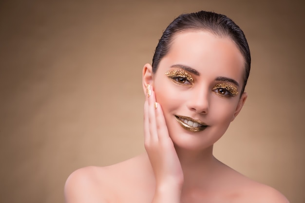 Jeune femme avec un maquillage élégant