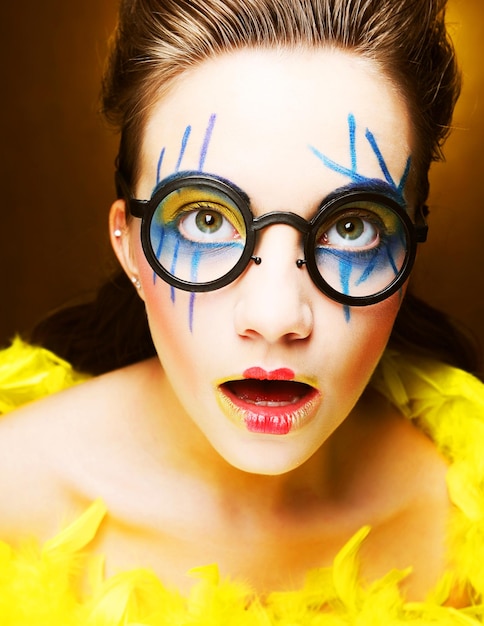 Jeune femme avec un maquillage lumineux