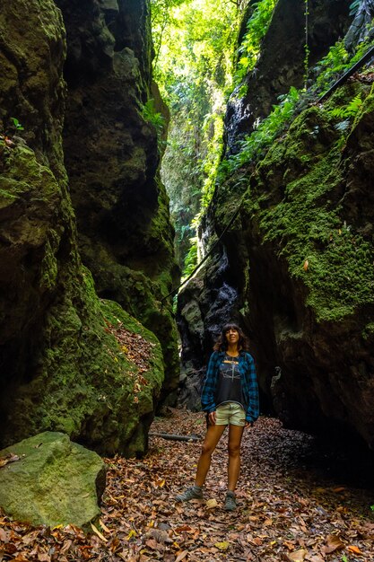 Une jeune femme marchant dans le canyon du parc naturel de Los Tinos sur la côte nord-est