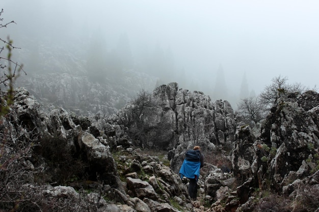 Jeune femme marchant dans la nature