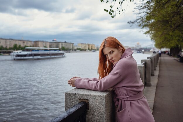 Jeune femme marchant dans les rues de Moscou. Marcher sur la promenade. Parc Gorky au début du printemps ou en automne