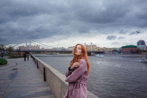 Jeune femme marchant dans les rues de Moscou. Marcher sur la promenade. Parc Gorky au début du printemps ou en automne