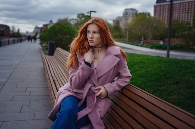 Jeune femme marchant dans les rues de Moscou. Marcher sur la promenade. Parc Gorky au début du printemps ou en automne