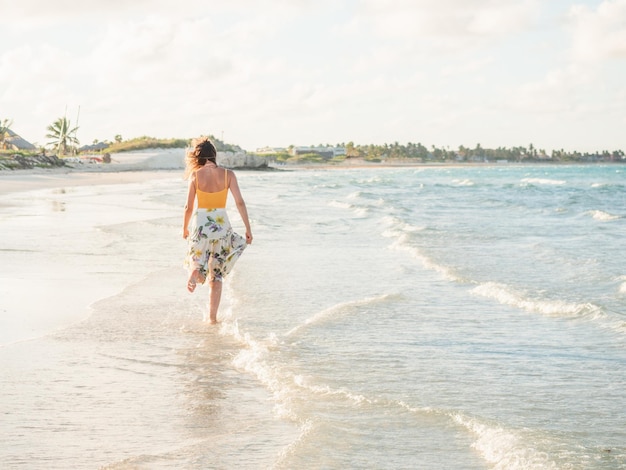 Jeune femme marchant le long de la côte de l'océan Atlantique