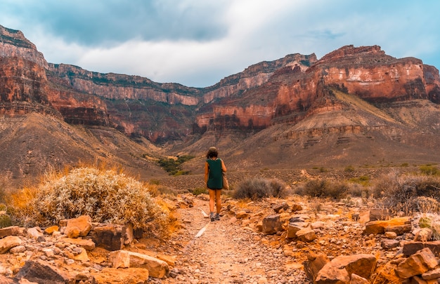 Une jeune femme marchant le long du Bright Angel Trailhead à la sortie Tonto West, dans le Grand Canyon. Arizona
