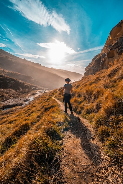 Une jeune femme marchant le long du chemin du mont Jaizkibel près de Saint-Sébastien, Gipuzkoa. Espagne