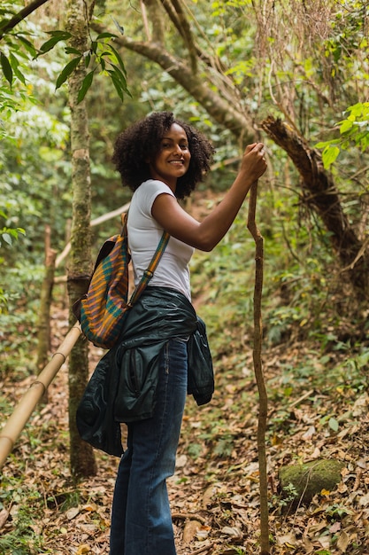 Jeune femme marchant le long du chemin avec un sac à dos