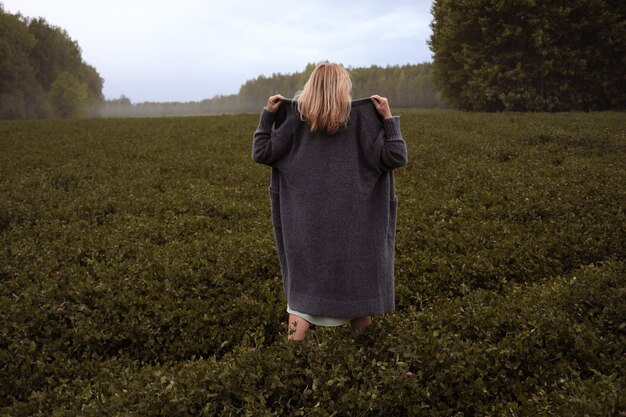 jeune femme, marche, à, campagne, vue postérieure