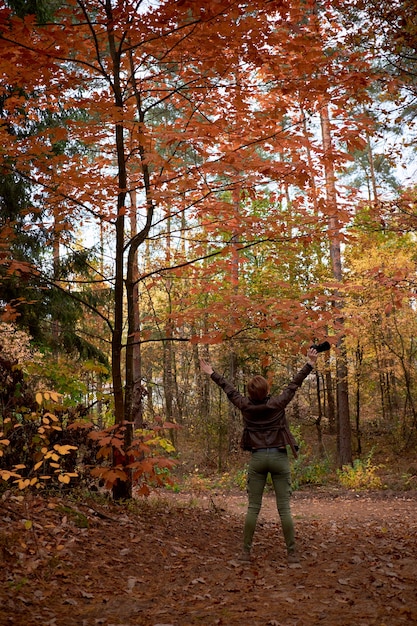 Jeune femme, marche, dans, les, forêt automne