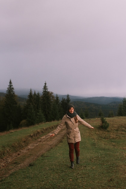 Jeune femme, marche, dans, montagnes