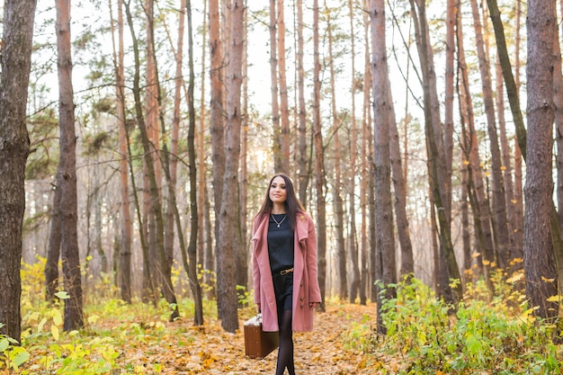 Jeune femme, marche, dans, parc automne