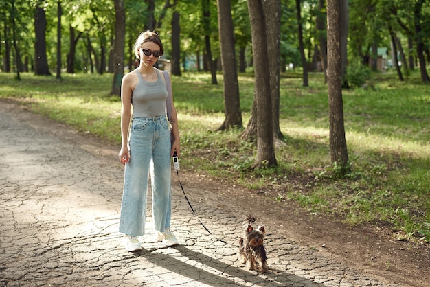 Jeune femme, marche, dans parc, à, petit chien