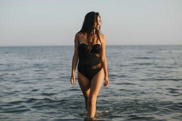 Jeune, femme, marche, eau, plage