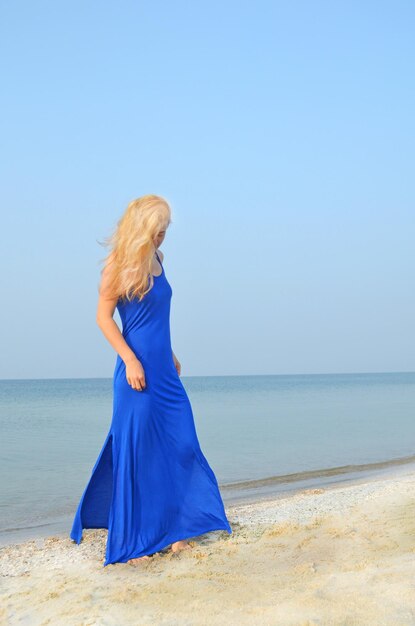 Jeune femme, marche plage