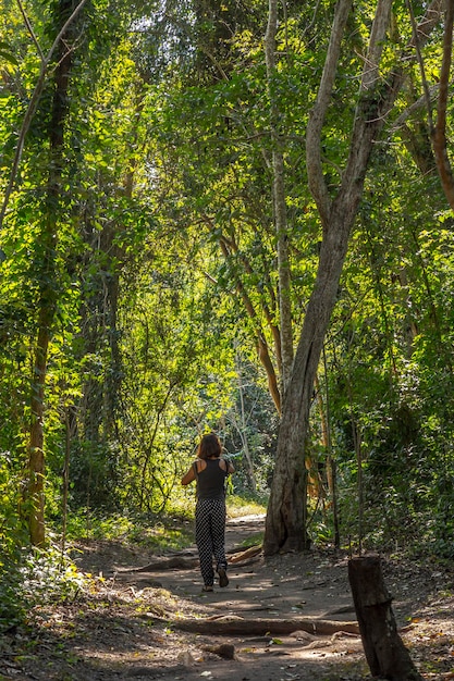 Une jeune femme marche sur un sentier à Copan Ruinas Honduras