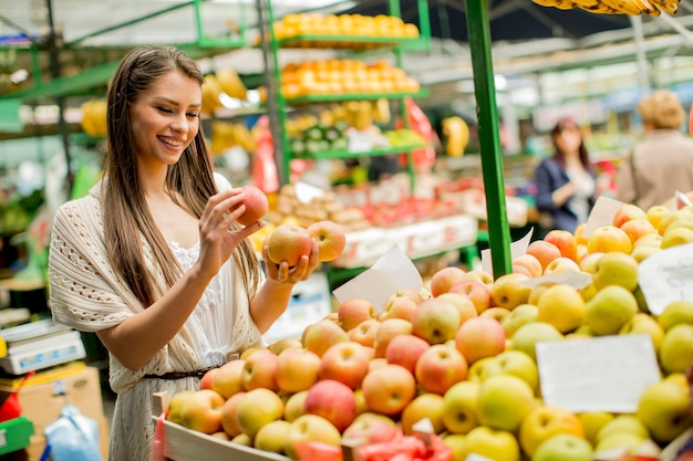 Jeune femme sur le marché